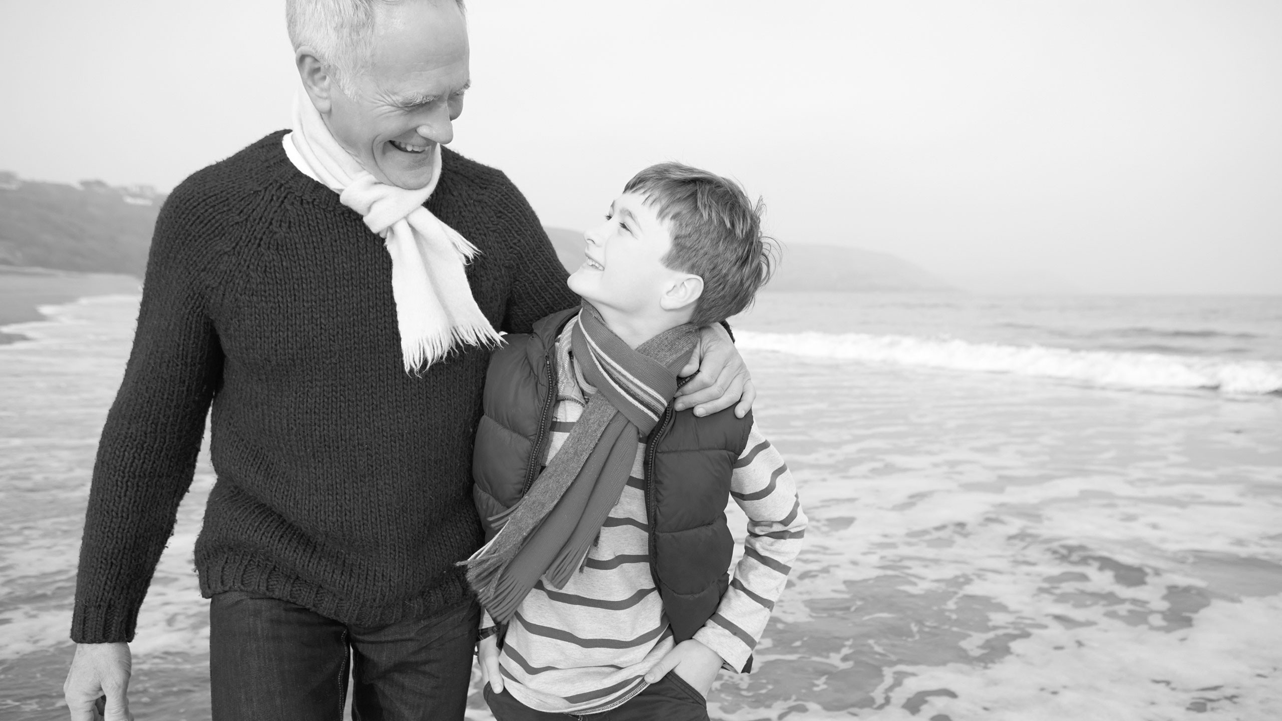 Opa mit Enkel am Strand