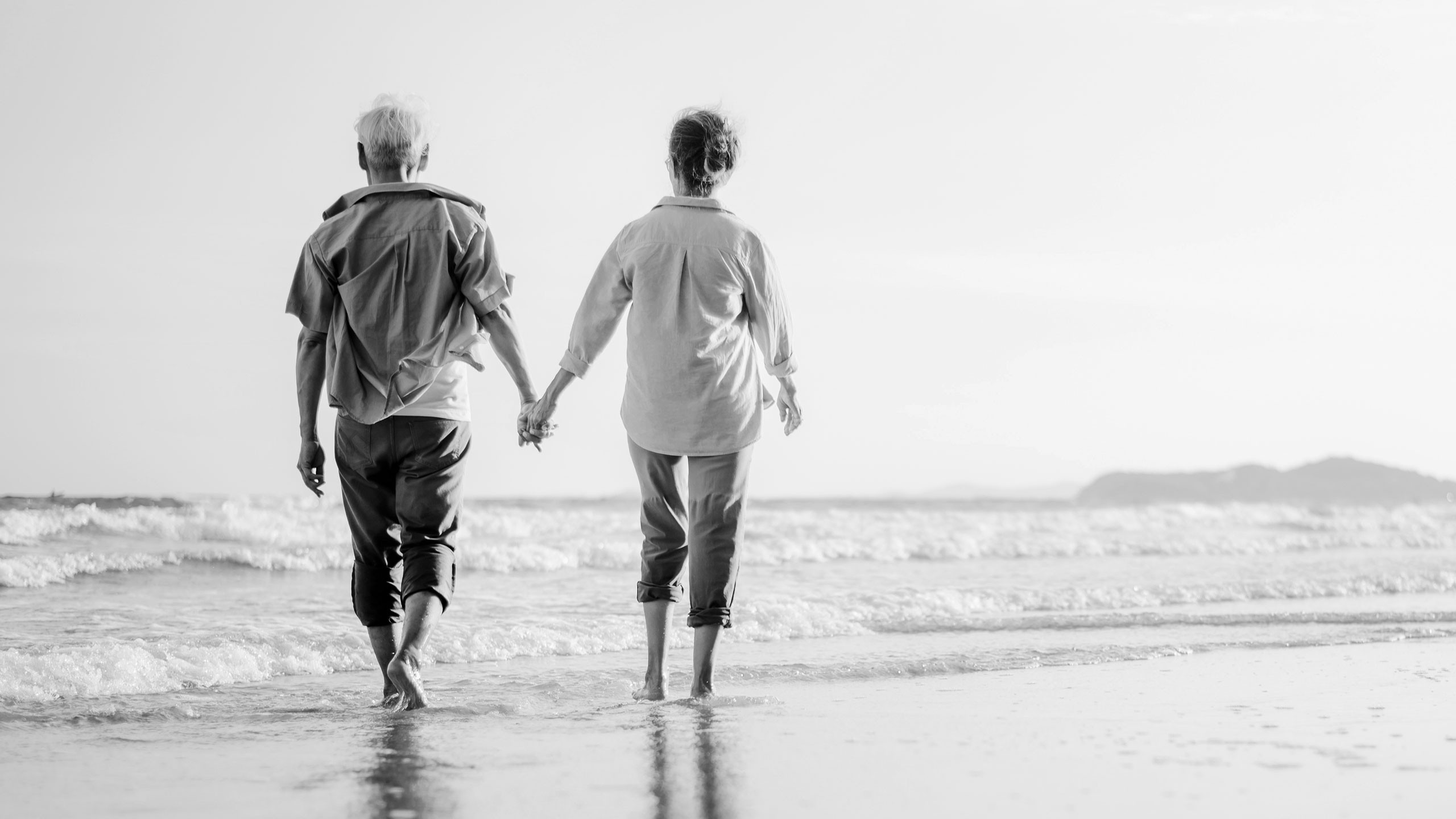 Zufriedenes älteres Paar am Strand