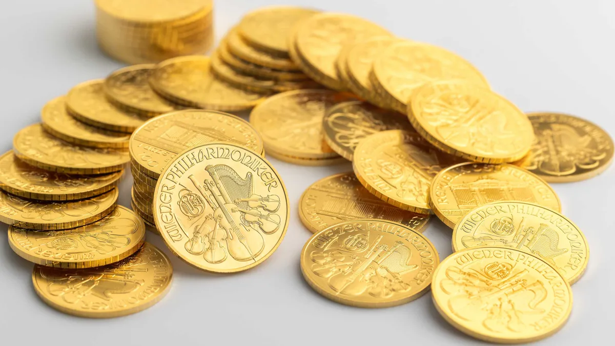 Mehrere Gold-Philharmoniker Münzen auf weißem Hintergrund