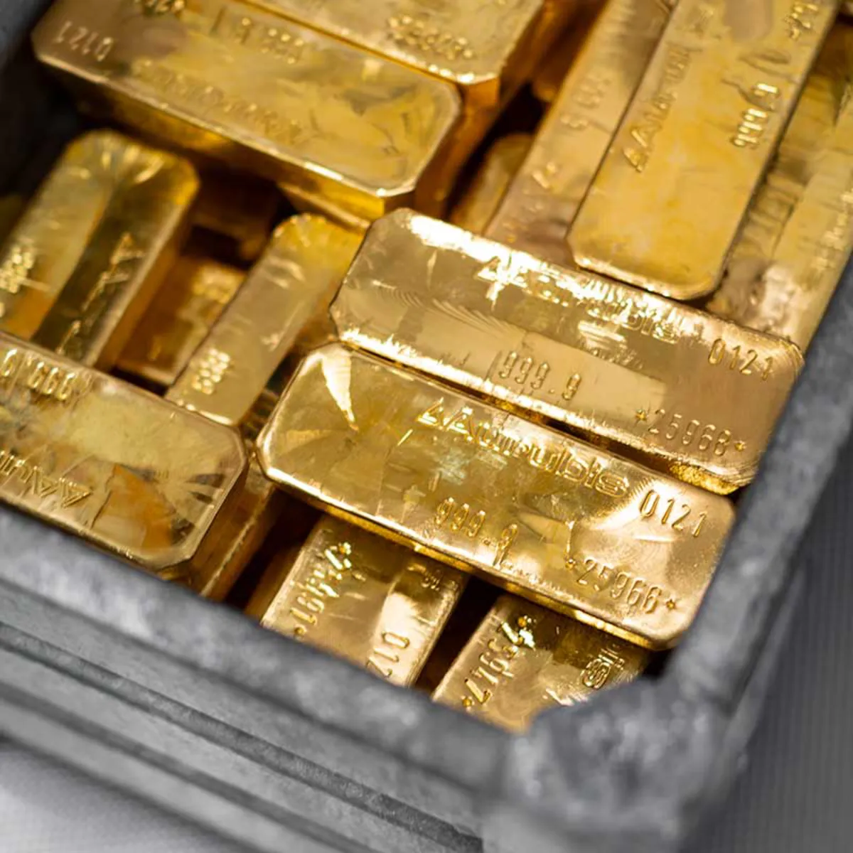 Goldbarren-Stapel mehrere Industriebarren