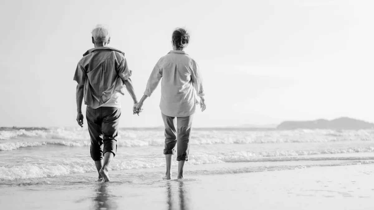 Headerbild_GoldReserve Paar am Strand