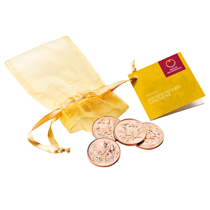 Blumenmünzen in Kupfer im Set liegend