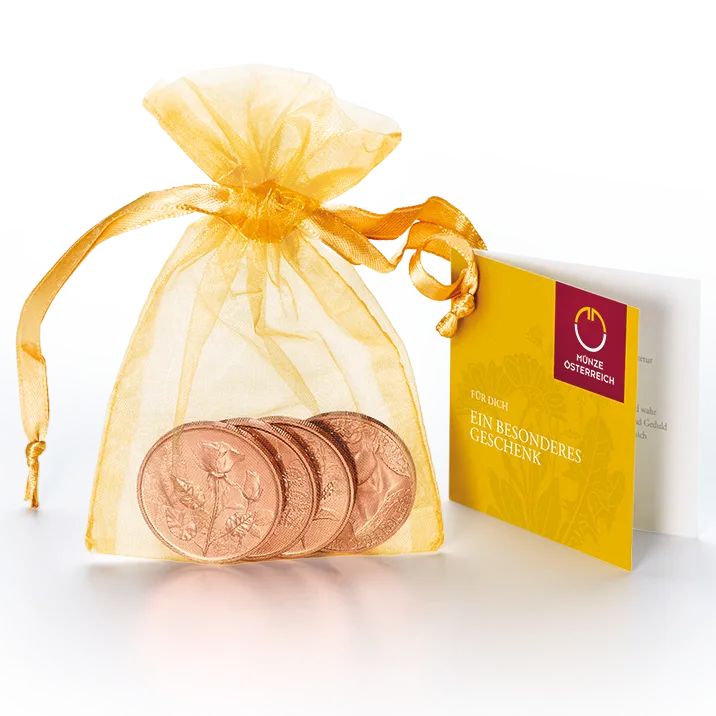 Blumenmünzen in Kupfer im Set stehend